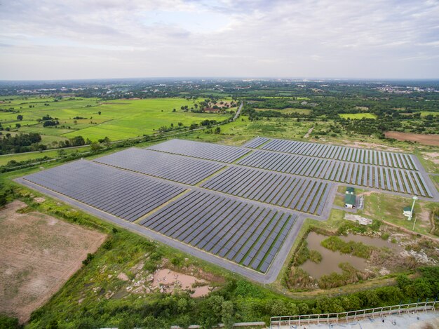 Zonne-energie boerderij. Hoge hoekmening van zonnepanelen op een energielandbouwbedrijf in landelijk Engeland