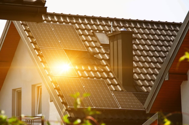 Foto zonne-energie op het dak van een standaard huis