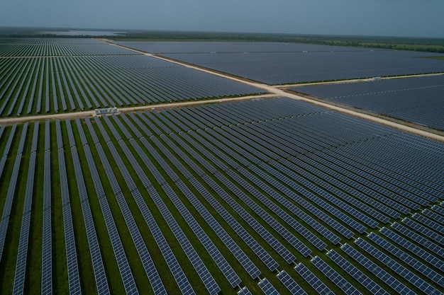 Zonne-energieboerderij die schone, hernieuwbare energie van de zon produceert Duizenden zonnepanelen Fotovoltaïsche zonnecellen