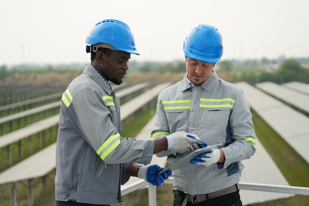 Zonne-energiecentrale ingenieur onderzoeken fotovoltaïsche panelen technicus onderhoud elektrische oplossing