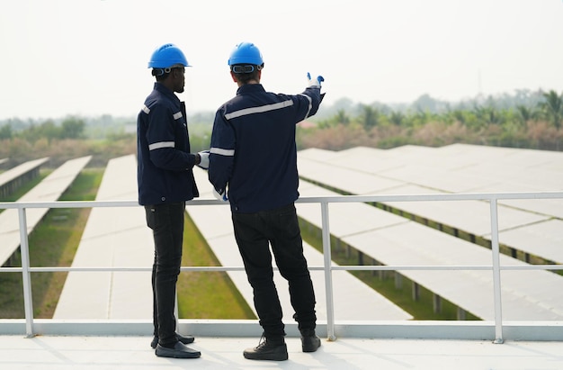 Zonne-energiecentrale ingenieur onderzoeken fotovoltaïsche panelen technicus onderhoud elektrische oplossing