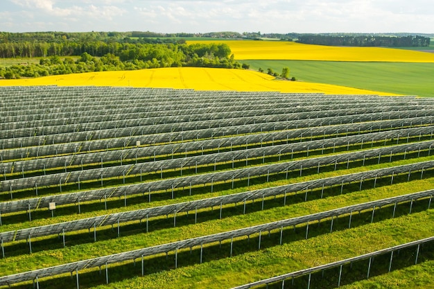 Zonne-energiecentrale op het groene veld en geel ver weg