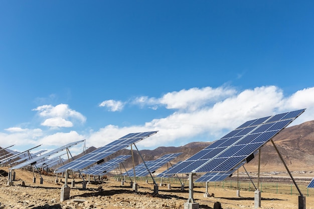 Zonne-energiecentrale op plateau tegen een blauwe lucht Tibet China