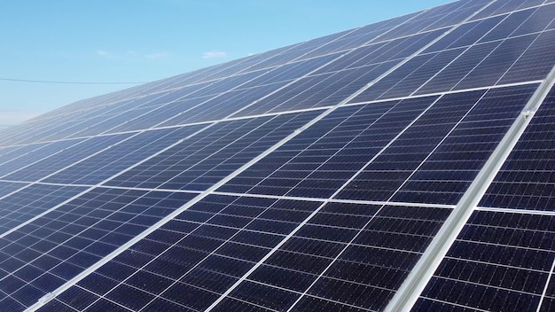 Zonne-energiecentrale vlucht over modules van zonne-energiecentrale op zonnige dag hernieuwbare elektrische energie