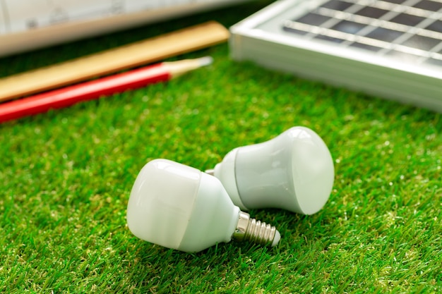 Zonne-energiepaneel en gloeilamp groene energie