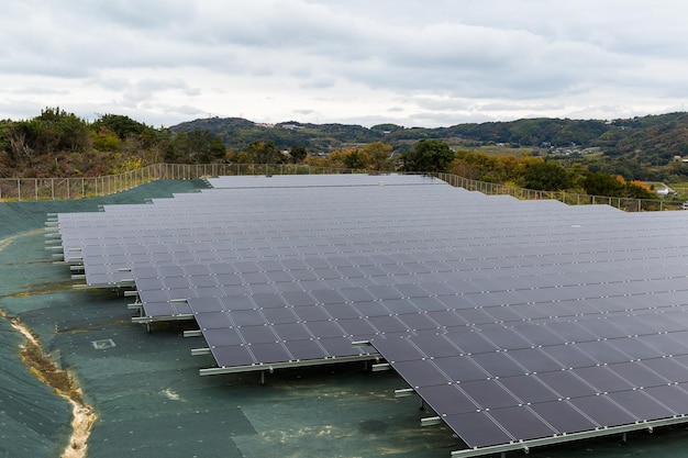 Zonne-energiepaneel op het platteland