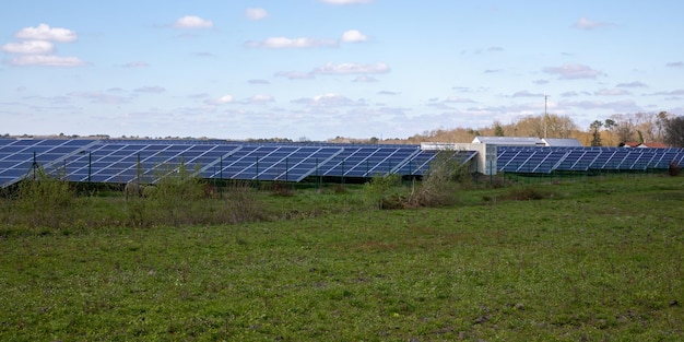 Zonne-fotovoltaïsche moderne boerderij op het platteland