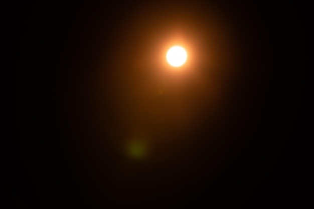 Zonne-lens flare op zwarte achtergrond