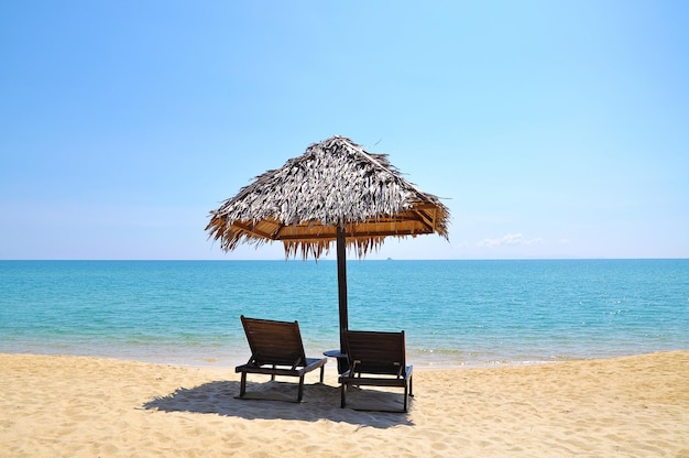 Zonnebankjes op een rustig strand.
