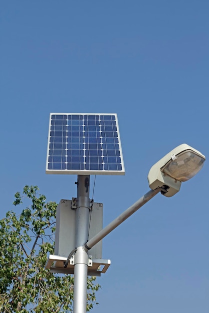 Zonnebatterij op straatverlichting