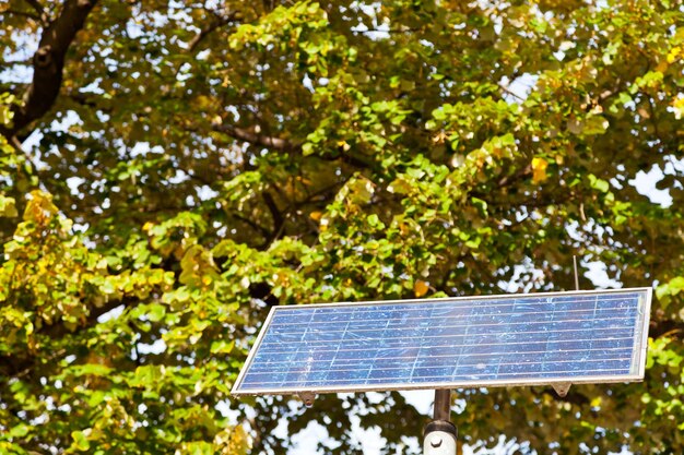 Foto zonnebatterijpaneel buitenshuis