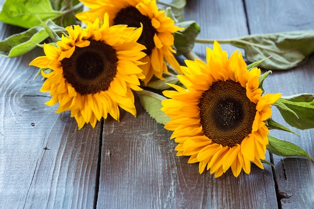 Zonnebloemen op tafel