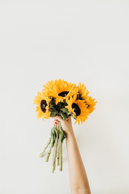 Zonnebloemenboeket in handen van vrouwen