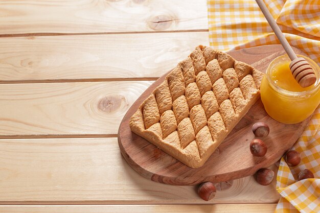 Zonnebloemhalva op de tafel.