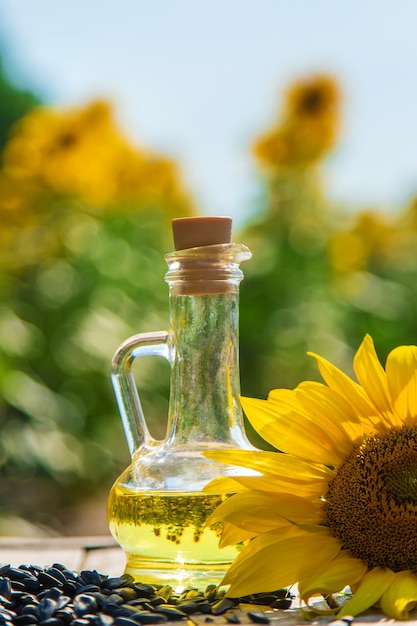 Zonnebloemolie in een fles op het veld. Selectieve aandacht. Natuur.