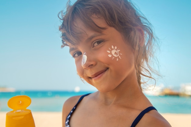 Zonnebrandcrème op de huid van een kind. Selectieve aandacht. natuur.