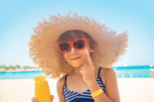 Zonnebrandcrème op de huid van een kind