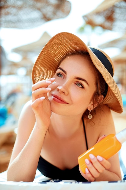 Zonnebrandlotion Vrouw die zonnebrandcrème Zonnecrème Huidverzorging aanbrengt