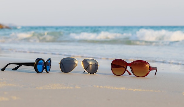 Zonnebril op zand mooie zomerse strand kopieer ruimte Vakantie concept.