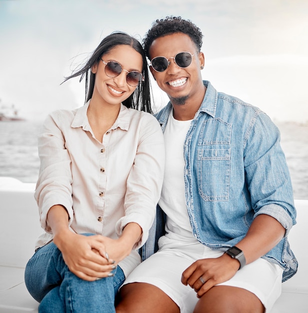 Zonnebril zomer en paar portret op het strand voor vakantie vakantie met casual mode-stijl Gen z of duizendjarige vrouw man of mensen glimlachen samen met oceaan zee en heldere hemel mock up