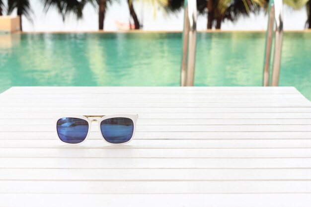zonnebrillen bij het zwembad