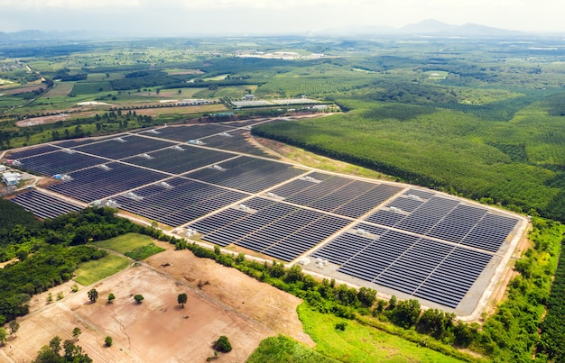 Zonnecel-energieboerderij. Hoge hoekmening van zonnepanelen op een energielandbouwbedrijf. full-frame achtergrondstructuur. Luchtfoto Elektrische centrale en groene energie en opwarming van de aarde concept.