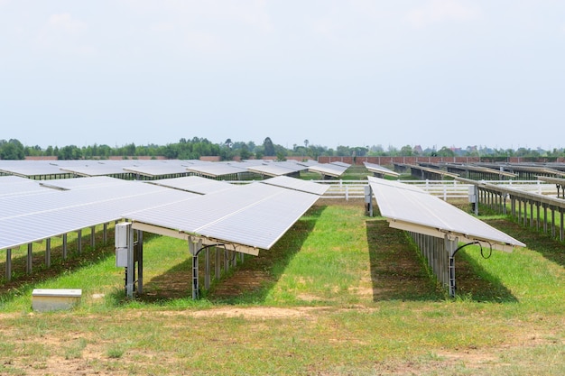 Zonnecelprintplaten werden in grote aantallen geïnstalleerd om als elektriciteit op te laden voor verkoop en gebruikt in industriële installaties