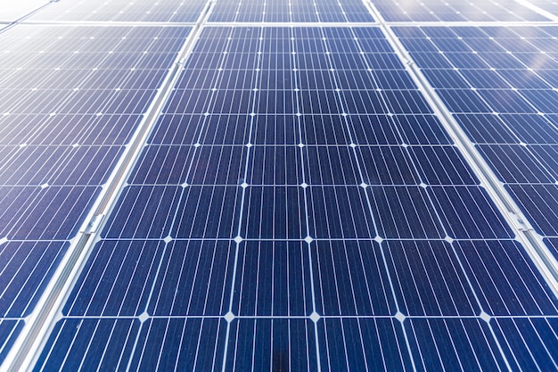 Zonnepaneel foto close-up op blauwe hemelachtergrond, hernieuwbare energie eco