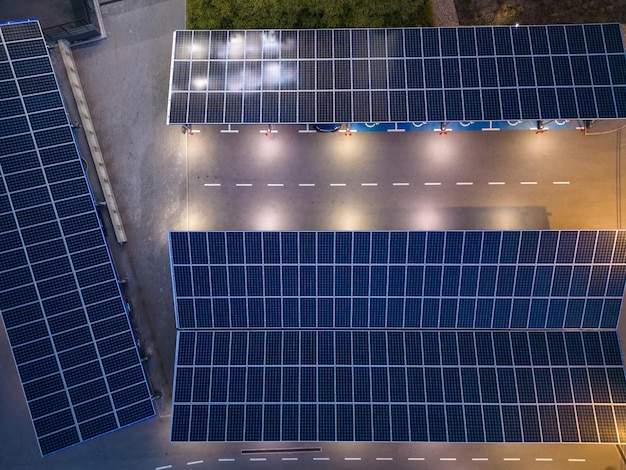 Zonnepaneel geïnstalleerd in luchtfoto van de parkeerplaats