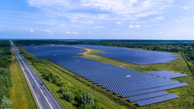 Zonnepaneel groene fabriek veld alternatieve energie luchtfoto.