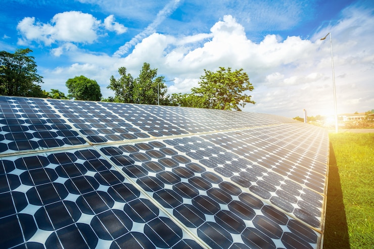 Foto zonnepaneel op blauwe hemelachtergrond, alternatieve energieconcept, schone energie, groene energie.