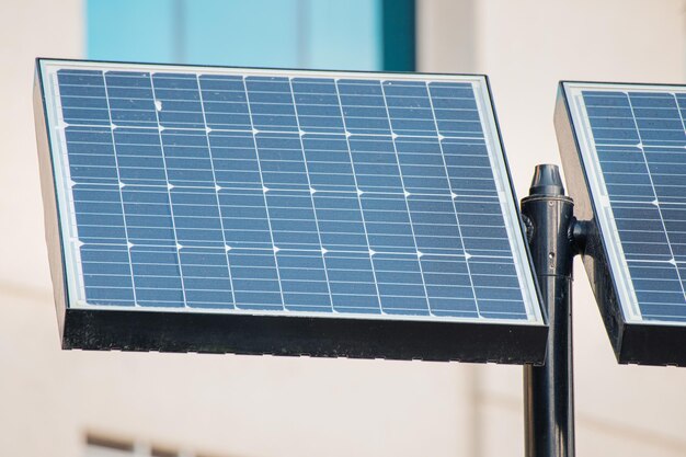 zonnepaneel op de achtergrond van een woongebouw in Dubai Green Alternative Energy Concept