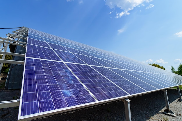 Zonnepaneel op hemelachtergrond Fotovoltaïsche stroomvoorzieningssystemen Zonne-energiecentrale De bron van ecologische hernieuwbare energie