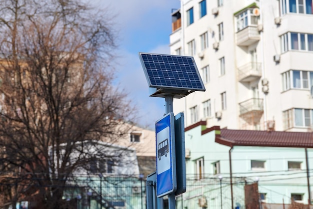 Zonnepaneel op stadsverkeersbordpoststroom voor bushaltelicht milieuvriendelijke elektriciteit