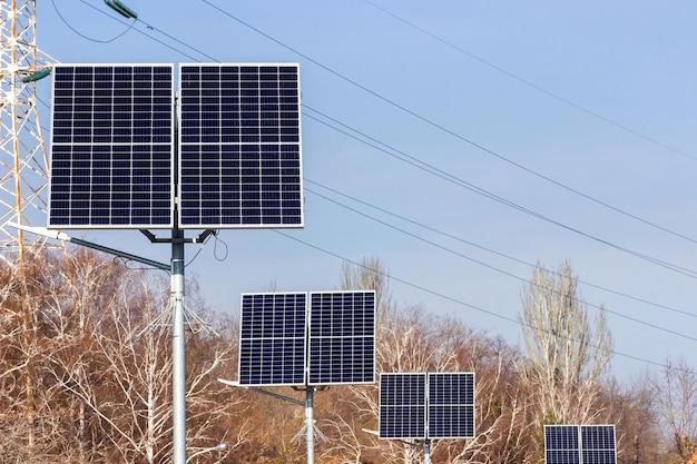 Zonnepaneel tegen de blauwe lucht. Alternatief energiebronconcept. Zaporozhye, Oekraïne