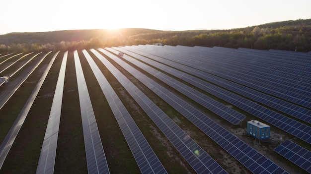 Zonnepaneelcel op dramatische zonsonderganghemel backgroundclean Alternatieve energie energieconcept