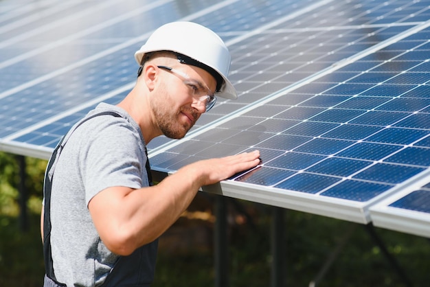 Zonnepaneeltechnicus die zonnepanelen installeert op een zonnige dag