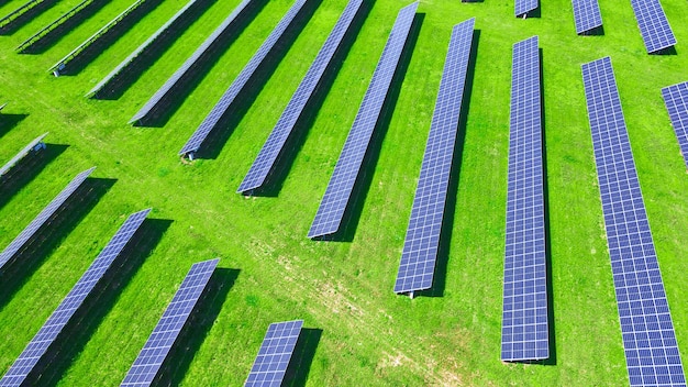 Zonnepanelen batterij in groen veld luchtfoto fotovoltaïsche modules voor hernieuwbare energie concept van