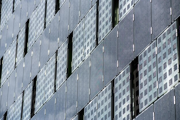 Zonnepanelen en blauwe hemelachtergrondZonnecellen boerderij op het dakFotovoltaïsche modules voor hernieuwbaar