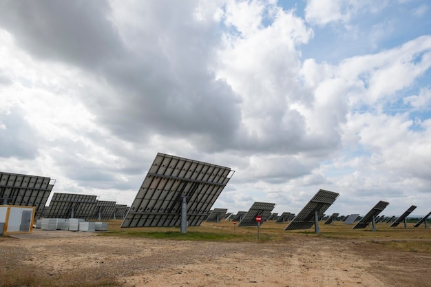 Zonnepanelen en blauwe lucht Zonnepanelensysteem stroomgeneratoren van de zon Schone technologie voor een betere toekomst