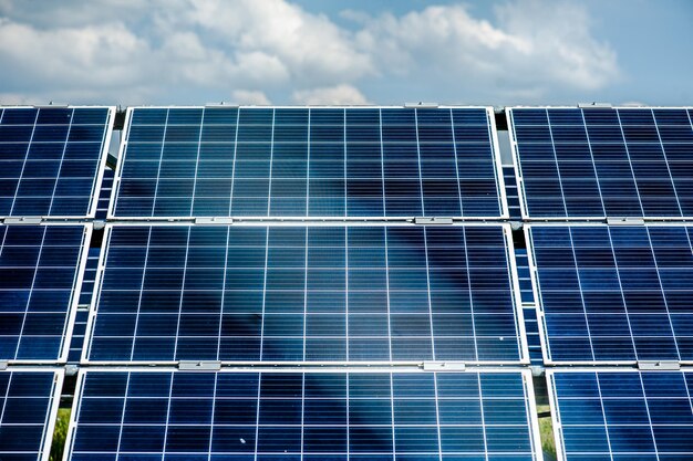 Zonnepanelen en blauwe lucht zonnepanelensysteem stroomgeneratoren van zon schone technologie voor bette