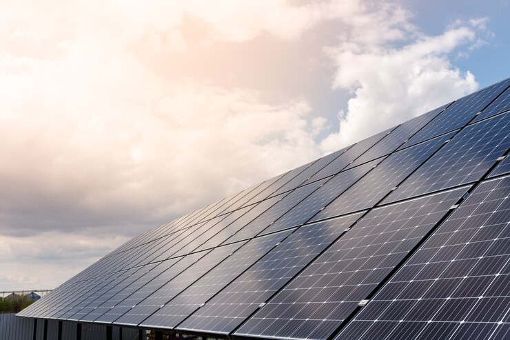 Foto zonnepanelen en de blauwe lucht