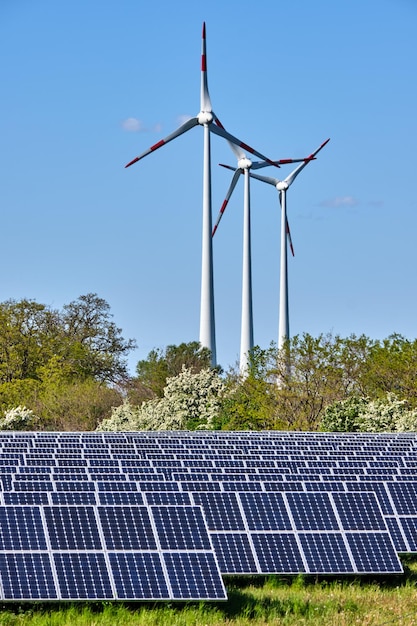 Foto zonnepanelen en windturbines in duitsland