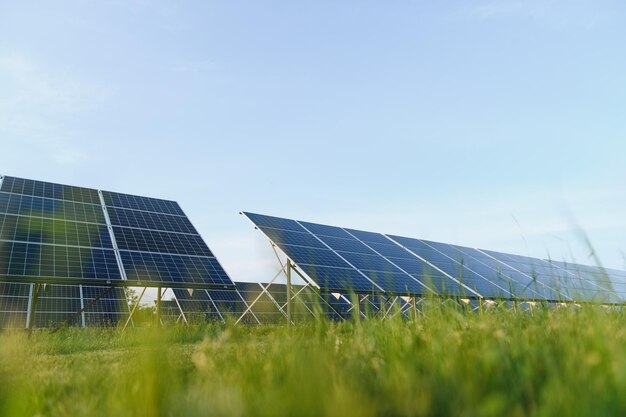 Zonnepanelen energieboerderij op de achtergrond van de hemel