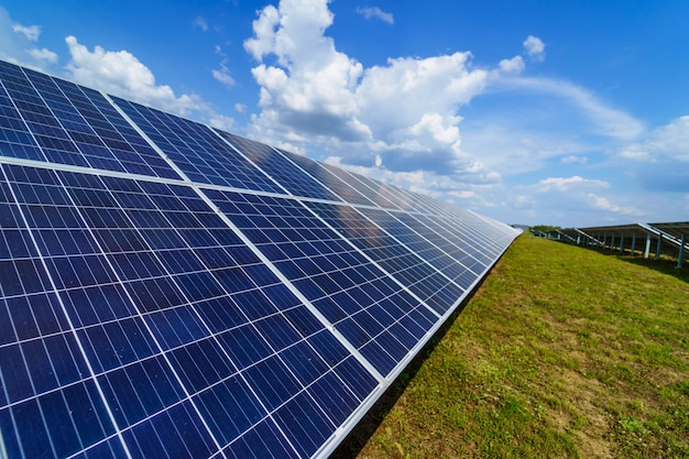 Zonnepanelen energiecentrale blauwe zonnepanelen alternatieve stroombron zonneboerderij