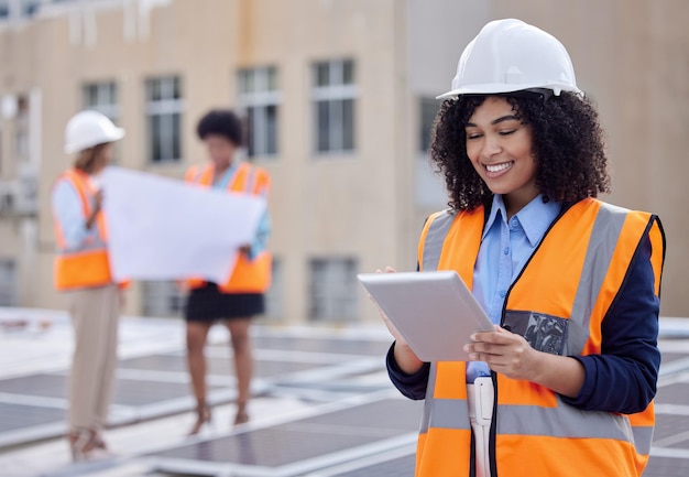 Zonnepanelen engineering en tablet met vrouw op dak voor het plannen van hernieuwbare energie en leiderschap Duurzaamheidstechnologie en fotovoltaïsch onderhoud met vrouwelijke ingenieur voor inspectie