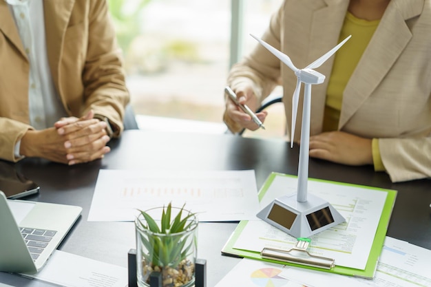 Zonnepanelen groene energie Mensen uit het bedrijfsleven werken in een groen, milieuvriendelijk kantoor, zakelijke bijeenkomst, creatieve ideeën voor het bedrijfsleven, milieuvriendelijke professionele mensen die duurzame elektriciteit onderwijzen