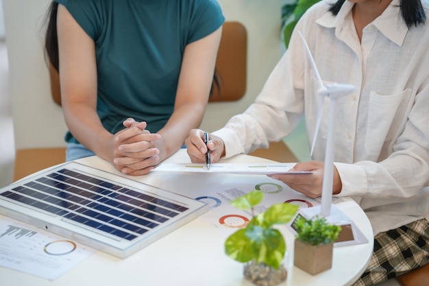 Foto zonnepanelen groene energie zakenmensen die in groene milieuvriendelijke kantoren werken zakelijke bijeenkomst