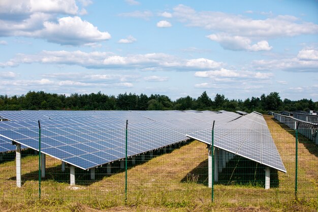 Zonnepanelen in luchtfoto. Zonnepanelen systeem stroomgeneratoren van sun