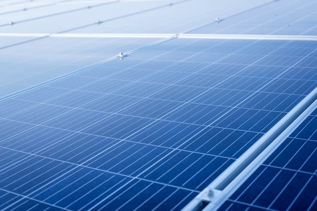 Foto zonnepanelen installeren op het dakterras in een groot gebouw voor het genereren van elektriciteit